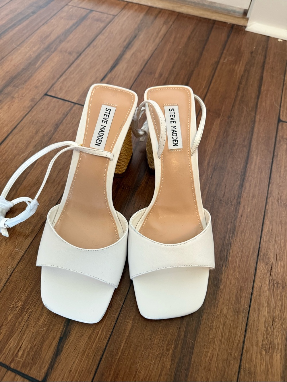STEVE MADDEN
ROZLYN SANDAL WHITE LEATHER size 10 - Picture 10 of 14